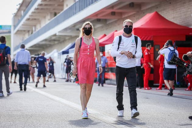 BOTTAS Valtteri (fin), Mercedes AMG F1 GP W12 E Performance, with his girlfriend CROMWELL Tiffany, portrait during the Formula 1 Aramco United States Grand Prix 2021, 17th round of the 2021 FIA Formula One World Championship, WM, Weltmeisterschaft from October 21 to 24, 2021 on the Circuit of the Americas, in Austin, Texas, United States of American - F1 - UNITED STATES GRAND PRIX 2021 DPPI Panoramic  00121035_AV6_6838