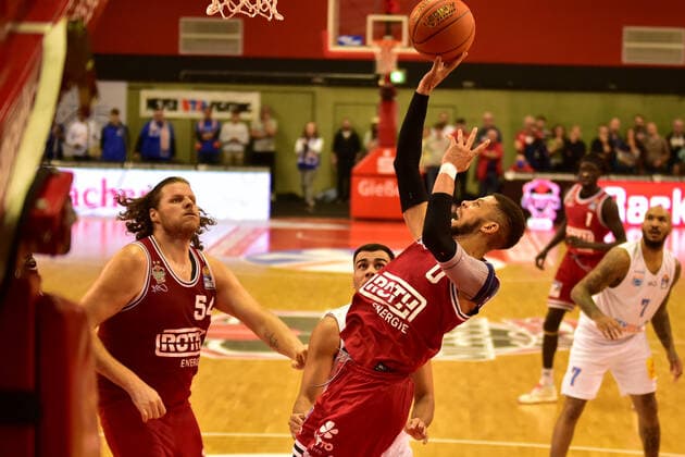23.10.2021, xbrx, Basketball BBL Bundesliga, Giessen 46ers - SYNTAINICS MBC emspor, v.l. Korbleger, McCullum, Kendale (0 - Giessen 46ers) Giessen