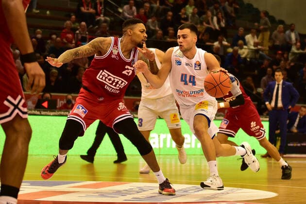 23.10.2021, xbrx, Basketball BBL Bundesliga, Giessen 46ers - SYNTAINICS MBC emspor, v.l. Dribbling, dribbelt mit dem Ball, fuehrt den Ball, Rebic, Nikola (44 - MBC Syntainics), Fayne II, Phillip (25 - Giessen 46ers) Giessen