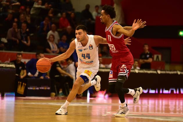23.10.2021, xbrx, Basketball BBL Bundesliga, Giessen 46ers - SYNTAINICS MBC emspor, v.l. Dribbling, dribbelt mit dem Ball, fuehrt den Ball, Rebic, Nikola (44 - MBC Syntainics), Tate, Jalen (11 - Hiessen 46ers) Giessen