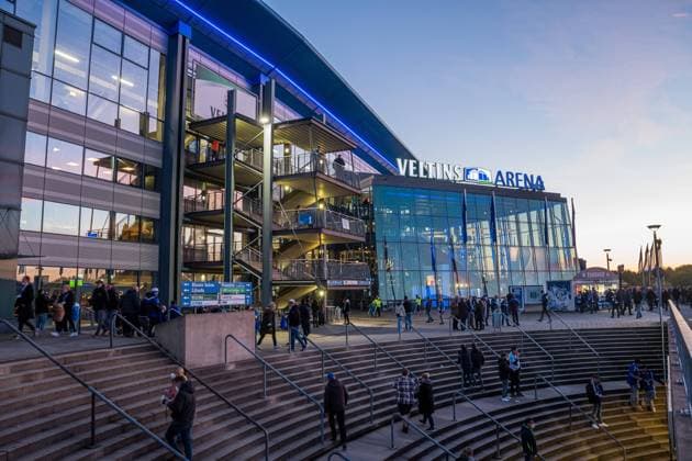 Die Veltins-Arena rund 1,5 Stunden vor Anpfiff; FC Schalke 04 - SG Dynamo Dresden; Fußball; 2. Liga; Saison 2021 2022; 11. Spieltag; Veltins-Arena; Gelsenkirchen; 23. Oktober 2021;