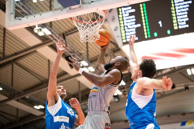 BARMER 2. Basketball Bundesliga ProA Saison 2021 2022 Spieltag 6 am 23.10.2021 Medipolis SC Jena vs UNI Baskets Paderborn Mitte: Brandon Thomas (Jena) beim Korbleger gegen links Brad Thomas Greene (Paderborn) Sparkassen Arena