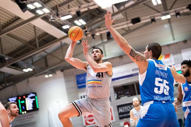 BARMER 2. Basketball Bundesliga ProA Saison 2021 2022 Spieltag 6 am 23.10.2021 Medipolis SC Jena vs UNI Baskets Paderborn Mitte: Alex Herrera (Jena) beim Korbleger gegen rechts Brad Thomas Greene (Paderborn) Sparkassen Arena
