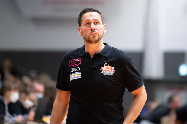 BARMER 2. Basketball Bundesliga ProA Saison 2021 2022 Spieltag 6 am 23.10.2021 Medipolis SC Jena vs UNI Baskets Paderborn Trainer Domenik Reinboth (Jena) nachdenklich, Portrait Sparkassen Arena