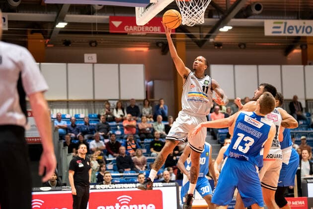 BARMER 2. Basketball Bundesliga ProA Saison 2021 2022 Spieltag 6 am 23.10.2021 Medipolis SC Jena vs UNI Baskets Paderborn Mitte: Rayshawn Simmons (Jena) beim Korbleger Sparkassen Arena