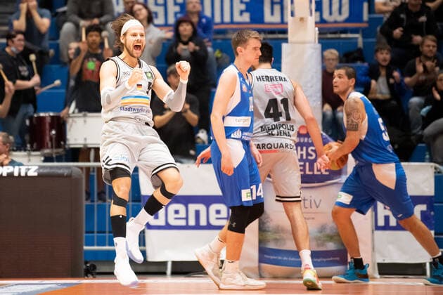 BARMER 2. Basketball Bundesliga ProA Saison 2021 2022 Spieltag 6 am 23.10.2021 Medipolis SC Jena vs UNI Baskets Paderborn Links: Nico Brauner (Jena) beim Jubeln Sparkassen Arena