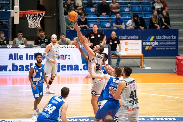 BARMER 2. Basketball Bundesliga ProA Saison 2021 2022 Spieltag 6 am 23.10.2021 Medipolis SC Jena vs UNI Baskets Paderborn Mitte: Stephan Haukohl (Jena) beim Korbleger Sparkassen Arena