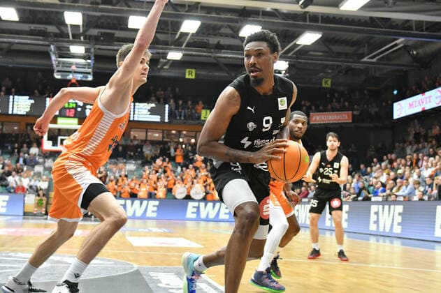 Price (Nuernberg Falcons BC 9) mit Joschka Ferner (Rasta Vechta 9) Basketball, BARMER 2. Basketball Bundesliga, RASTA Vechta - Nuernberg Falcons BC, 23.10.2021, 6. Spieltag, Rasta Dome Vechta Copyright: xWenzel Eibner-Pressefotox RVA