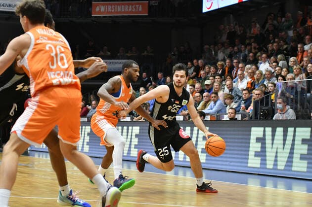 Tim Koepple (Nuernberg Falcons BC 25) gegen James Washington (Rasta Vechta 15) Basketball, BARMER 2. Basketball Bundesliga, RASTA Vechta - Nuernberg Falcons BC, 23.10.2021, 6. Spieltag, Rasta Dome Vechta Copyright: xWenzel Eibner-Pressefotox RVA