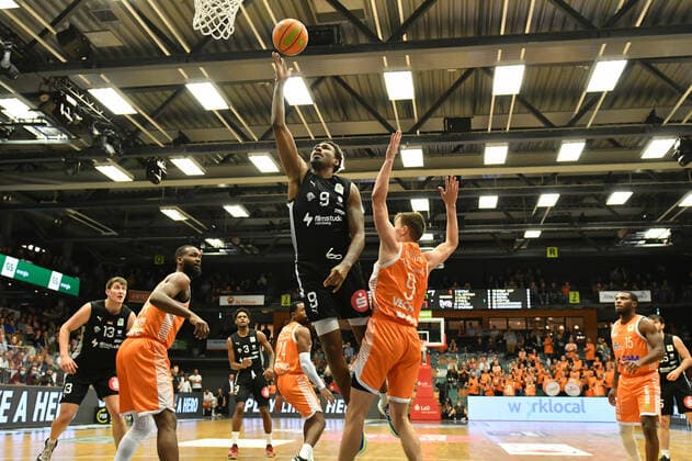 Price (Nuernberg Falcons BC 9) gegen Joschka Ferner (Rasta Vechta 9) Basketball, BARMER 2. Basketball Bundesliga, RASTA Vechta - Nuernberg Falcons BC, 23.10.2021, 6. Spieltag, Rasta Dome Vechta Copyright: xWenzel Eibner-Pressefotox RVA