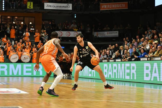 Tim Koepple (Nuernberg Falcons BC 25) gegen James Washington (Rasta Vechta 15) Basketball, BARMER 2. Basketball Bundesliga, RASTA Vechta - Nuernberg Falcons BC, 23.10.2021, 6. Spieltag, Rasta Dome Vechta Copyright: xWenzel Eibner-Pressefotox RVA
