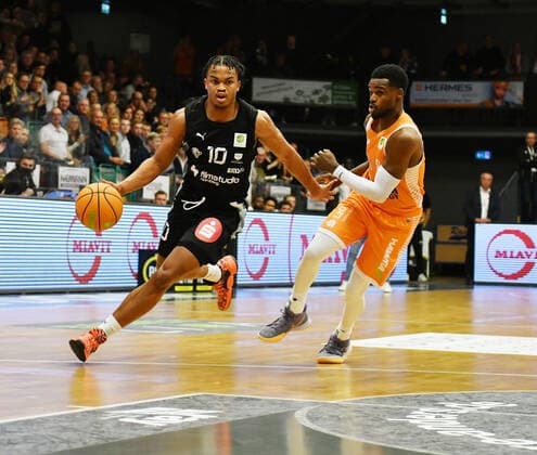 Evan Taylor (Nuernberg Falcons BC 10) mit Josh Young (Rasta Vechta 8) Basketball, BARMER 2. Basketball Bundesliga, RASTA Vechta - Nuernberg Falcons BC, 23.10.2021, 6. Spieltag, Rasta Dome Vechta Copyright: xWenzel Eibner-Pressefotox RVA