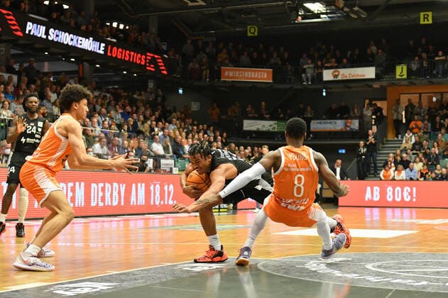Evan Taylor (Nuernberg Falcons BC 10) gegen Josh Young (Rasta Vechta 8) Basketball, BARMER 2. Basketball Bundesliga, RASTA Vechta - Nuernberg Falcons BC, 23.10.2021, 6. Spieltag, Rasta Dome Vechta Copyright: xWenzel Eibner-Pressefotox RVA