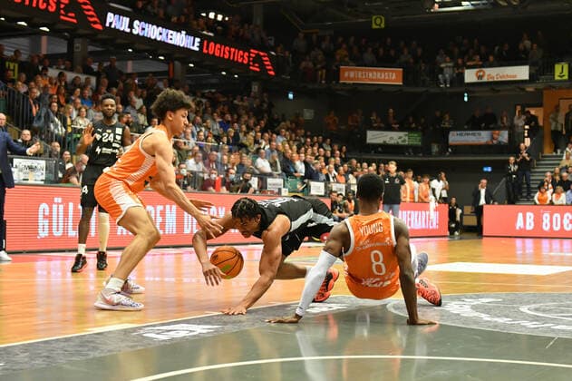 Evan Taylor (Nuernberg Falcons BC 10) gegen Josh Young (Rasta Vechta 8) Basketball, BARMER 2. Basketball Bundesliga, RASTA Vechta - Nuernberg Falcons BC, 23.10.2021, 6. Spieltag, Rasta Dome Vechta Copyright: xWenzel Eibner-Pressefotox RVA