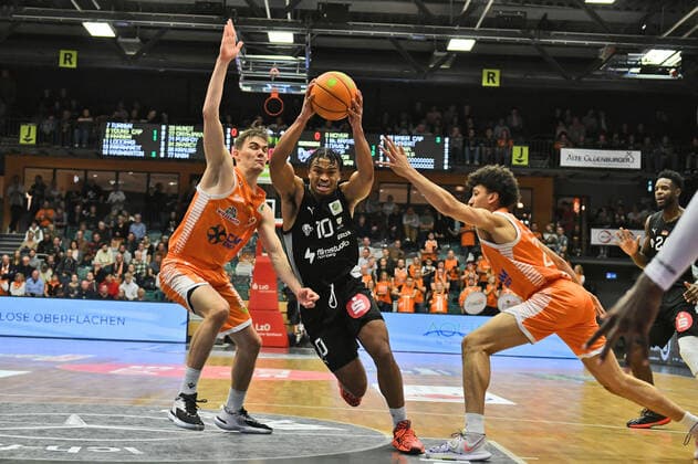Evan Taylor (Nuernberg Falcons BC 10) zwischen Joschka Ferner (Rasta Vechta 9) und Deng Geu (Rasta Vechta 23) rechts mittendurch Basketball, BARMER 2. Basketball Bundesliga, RASTA Vechta - Nuernberg Falcons BC, 23.10.2021, 6. Spieltag, Rasta Dome Vechta Copyright: xWenzel Eibner-Pressefotox RVA