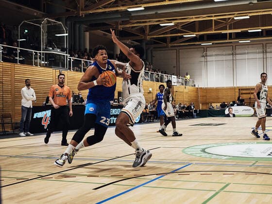 Maurice Marko Pluskota ( 23 PS Karlsruhe LIONS) Captain, Angriff Itzehoe Eagles vs. Ps Karlsruhe Lions, ProA, 2.Barmer, Basketball, Bundesliga, Sporthalle Itzehoe, Brokdorf, BBL, Spielzeit 2021 2022, 6.Spieltag, 23.10.2021 Foto:EIBNER Stephanie Zerbe Itzehoe Eagles vs. PS Karlsruhe Lions, ProA, 2.Barmer, Basketball, Bundesliga, Brokdorf, Itzehoe, BBL, Spielzeit 2021 2022, 6.Spieltag, 23.10.2021 Brokdorf Copyright: xStephaniexZerbe xEibner-Pressefox EP_SZE