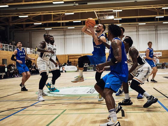 Ferdinand Zylka ( 10 PS Karlsruhe LIONS)Sprung, Korbwurf, Angriff Itzehoe Eagles vs. Ps Karlsruhe Lions, ProA, 2.Barmer, Basketball, Bundesliga, Sporthalle Itzehoe, Brokdorf, BBL, Spielzeit 2021 2022, 6.Spieltag, 23.10.2021 Foto:EIBNER Stephanie Zerbe Itzehoe Eagles vs. PS Karlsruhe Lions, ProA, 2.Barmer, Basketball, Bundesliga, Brokdorf, Itzehoe, BBL, Spielzeit 2021 2022, 6.Spieltag, 23.10.2021 Brokdorf Copyright: xStephaniexZerbe xEibner-Pressefox EP_SZE