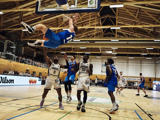 Stanley Mace Whittaker jr. ( 11 PS Karlsruhe LIONS), Leon Anthony Behrend ( 15 PS Karlsruhe LIONS), Jaleel Hooper ( 23 Itzehoe Eagles), Juvaris K Hayes ( 0 Itzehoe Eagles), punkt, Korbwurf, Wurf, punkt, Sprung Itzehoe Eagles vs. Ps Karlsruhe Lions, ProA, 2.Barmer, Basketball, Bundesliga, Sporthalle Itzehoe, Brokdorf, BBL, Spielzeit 2021 2022, 6.Spieltag, 23.10.2021 Foto:EIBNER Stephanie Zerbe Itzehoe Eagles vs. PS Karlsruhe Lions, ProA, 2.Barmer, Basketball, Bundesliga, Brokdorf, Itzehoe, BBL, Spielzeit 2021 2022, 6.Spieltag, 23.10.2021 Brokdorf Copyright: xStephaniexZerbe xEibner-Pressefox EP_SZE