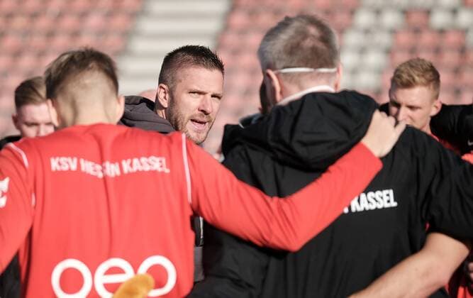 Fußball, Trainerhistorie KSV Hessen Kassel von 1964 bis heute 23.10.2021 xkhx Kassel Auestadion Regionalliga Südwest Saison 2021 2022 KSV Hessen Kassel - TSV Schott Mainz Freude nach dem Sieg bei Trainer Tobias Damm (KSV Hessen Kassel)