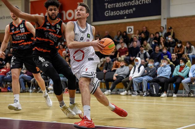 Barmer 2. Basketball Bundesliga ProB, Rheinstars Koeln vs. Dragons Rhoendorf, 23.10.2021 Mark Mboya Kotieno (Dragons Rhoendorf 7), Thomas Michel (RheinStars Koeln 7), Barmer 2. Basketball Bundesliga ProB, Rheinstars Koeln vs. Dragons Rhoendorf am 23.10.2021 im ASV Koeln in Koeln (Nordrhein-Westfalen) Copyright: xBEAUTIFULxSPORTS Mueller-Laschetx