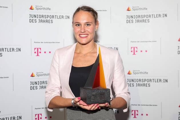 Bilder des Jahres 2021, Sport 10 Oktober Sport Themen der Woche KW42 Sport Bilder des Tages Junior Sportler des Jahres, 23.10.2021 Sarah Vogel (Stabhochsprung) wird Junior Sportlein des Jahres 2021 - Junior Sportler des Jahres 23.10.2021 in Düsseldorf. *** Junior Athlete of the Year, 23 10 2021 Sarah Vogel Pole Vault becomes Junior Athlete of the Year 2021 Junior Athlete of the Year 23 10 2021 in Düsseldorf, Germany Copyright: xBEAUTIFULxSPORTS KennyxBeelex