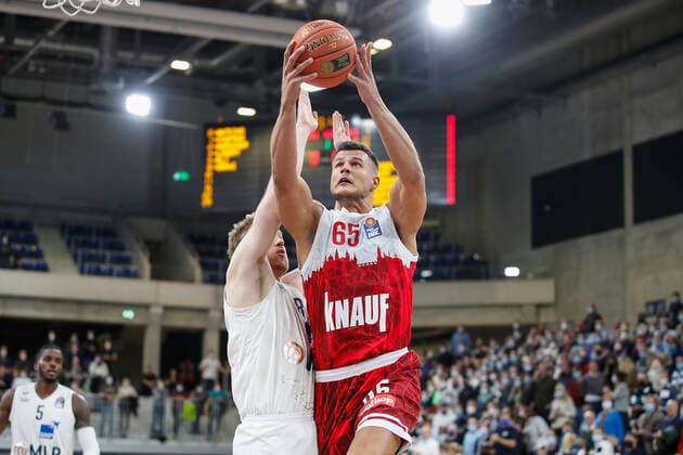 Sport Bilder des Tages GER, Heidelberg, SNP Dome, 23.10.2021, emspor, emonline, despor, deonline, MLP Academics Heidelberg vs. s.Oliver Wuerzburg, easyCredit BBL, 5. Spieltag Bild: v. l. Maximilian Ugrai (MLP Academics Heidelberg) gegen Filip Stanic (s.Oliver Wuerzburg) Copyright: HMBxMedia JulienxBecker