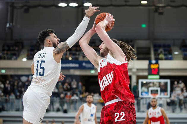 GER, Heidelberg, SNP Dome, 23.10.2021, emspor, emonline, despor, deonline, MLP Academics Heidelberg vs. s.Oliver Wuerzburg, easyCredit BBL, 5. Spieltag Bild: v. l. Jordan Geist (MLP Academics Heidelberg) gegen Craig Moller (s.Oliver Wuerzburg) Copyright: HMBxMedia JulienxBecker