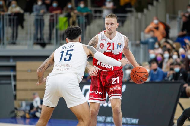 GER, Heidelberg, SNP Dome, 23.10.2021, emspor, emonline, despor, deonline, MLP Academics Heidelberg vs. s.Oliver Wuerzburg, easyCredit BBL, 5. Spieltag Bild: v. l. Jordan Geist (MLP Academics Heidelberg) gegen Aigars Skele (s.Oliver Wuerzburg) Copyright: HMBxMedia JulienxBecker
