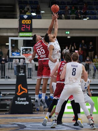 Tip-Off beim BBL Spiel der MLP Academics Heidelberg vs. s.Oliver Wuerzburg in der 1.Basketball Bundesliga am 23.10.2021 MLP Academics Heidelberg vs. s.Oliver Wuerzburg, Basketball, Easycredit BBL, 23.10.2021 Heidelberg Copyright: xEibner-Pressefotox xMichaelxBermelx