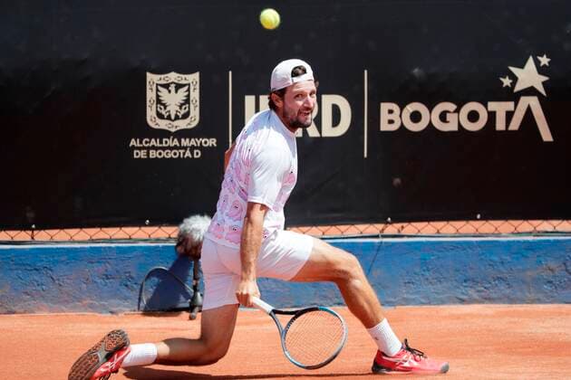 Colombian tennis player Nicolas Barriento returns a ball to Austrian Gerald Melzer during their ATP, Tennis Herren Challenger Bogota semifinal game, at the Carmen Club in Bogota, Colombia, 23 October 2021. Melzer won 6-2, 6-7, 6-1. ATP Challenger Bogota semifinal !ACHTUNG: NUR REDAKTIONELLE NUTZUNG!  Copyright: xCarlosxOrtegax AME1489 20211023-51a4d730e7a65edc0cd29bd698d22d322af3c240
