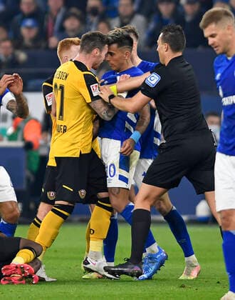 Sport Themen der Woche KW42 Sport Bilder des Tages GER, 2.FBL, FC Schalke 04 vs SG Dynamo Dresden 23.10.2021, Veltins-Arena, Gelsenkirchen, GER, 2.FBL, FC Schalke 04 vs SG Dynamo Dresden, im Bild Michael Sollbauer (SG Dynamo Dresden 21) und Rodrigo Zalazar (FC Schalke 04 10) Kopf an Kopf, Rudelbildung *** GER, 2 FBL, FC Schalke 04 vs SG Dynamo Dresden 23 10 2021, Veltins Arena, Gelsenkirchen, GER, 2 FBL, FC Schalke 04 vs SG Dynamo Dresden, in the picture Michael Sollbauer SG Dynamo Dresden 21 and Rodrigo Zalazar FC Schalke 04 10 head to head, rioting nordphotoxGmbHx xTreese nph00275