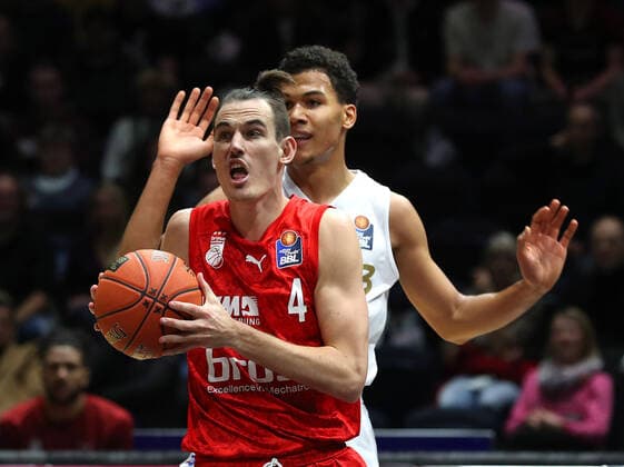 Löwen Braunschweig vs. Bamberg, BBL Braunschweig, 23.10.2021, BASKETBALL - easyCredit BBL Basketball Bundesliga, Löwen Braunschweig vs. Brose Bamberg, Saison 2021 22. Omar Prewitt (Brose Bamberg), Nicholas Tischler (Löwen Braunschweig) Braunschweig