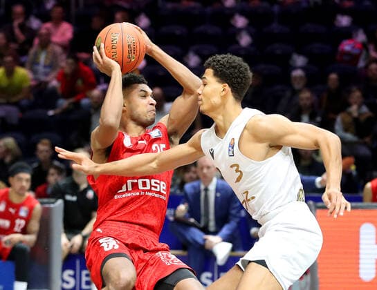 Löwen Braunschweig vs. Bamberg, BBL Braunschweig, 23.10.2021, BASKETBALL - easyCredit BBL Basketball Bundesliga, Löwen Braunschweig vs. Brose Bamberg, Saison 2021 22.Kenneth Ogbe (Brose Bamberg), Nicholas Tischler (Löwen Braunschweig) Braunschweig