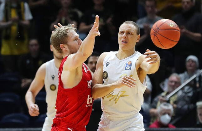 Löwen Braunschweig vs. Bamberg, BBL Braunschweig, 23.10.2021, BASKETBALL - easyCredit BBL Basketball Bundesliga, Löwen Braunschweig vs. Brose Bamberg, Saison 2021 22. Christian Sengfelder (Brose Bamberg), Robin Amaize (Löwen Braunschweig) Braunschweig