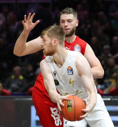Löwen Braunschweig vs. Bamberg, BBL Braunschweig, 23.10.2021, BASKETBALL - easyCredit BBL Basketball Bundesliga, Löwen Braunschweig vs. Brose Bamberg, Saison 2021 22. Luc van Slooten (Löwen Braunschweig), Martinas Geben (Brose Bamberg) Braunschweig