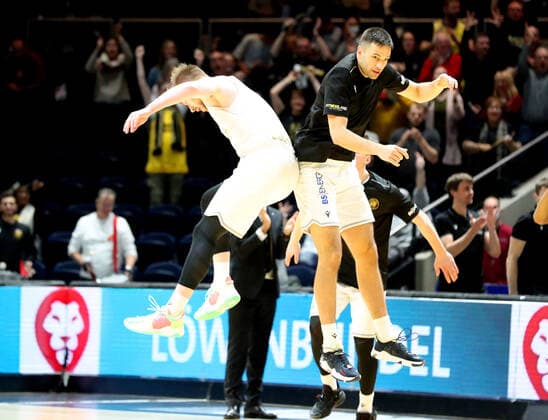 Löwen Braunschweig vs. Bamberg, BBL Braunschweig, 23.10.2021, BASKETBALL - easyCredit BBL Basketball Bundesliga, Löwen Braunschweig vs. Brose Bamberg, Saison 2021 22. Luc van Slooten (Löwen Braunschweig), Benedikt Turudic (Löwen Braunschweig) Braunschweig