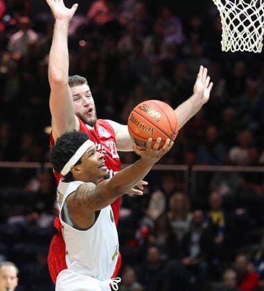 Löwen Braunschweig vs. Bamberg, BBL Braunschweig, 23.10.2021, BASKETBALL - easyCredit BBL Basketball Bundesliga, Löwen Braunschweig vs. Brose Bamberg, Saison 2021 22. Tookie Brown (Löwen Braunschweig), Martinas Geben (Brose Bamberg) Braunschweig