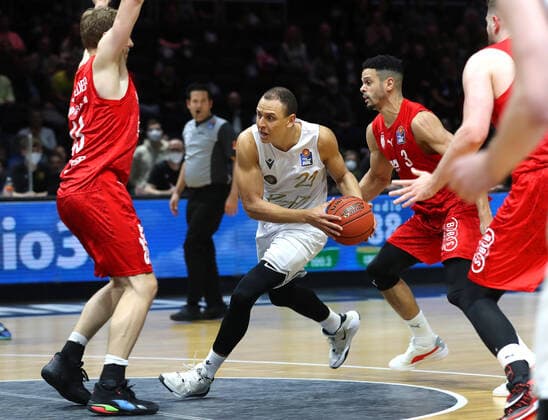 Löwen Braunschweig vs. Bamberg, BBL Braunschweig, 23.10.2021, BASKETBALL - easyCredit BBL Basketball Bundesliga, Löwen Braunschweig vs. Brose Bamberg, Saison 2021 22. Patrick Heckmann (Brose Bamberg), Robin Amaize (Löwen Braunschweig), Dominic Lockhart (Brose Bamberg) Braunschweig