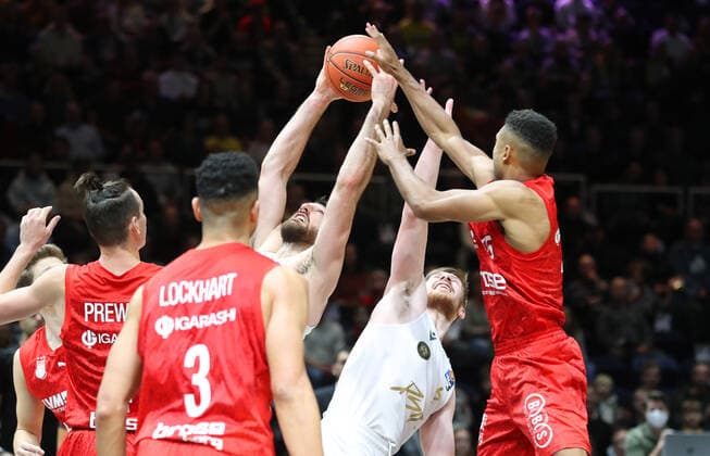 Löwen Braunschweig vs. Bamberg, BBL Braunschweig, 23.10.2021, BASKETBALL - easyCredit BBL Basketball Bundesliga, Löwen Braunschweig vs. Brose Bamberg, Saison 2021 22. Owen Klassen (Löwen Braunschweig), Luc van Slooten (Löwen Braunschweig) , Dominic Lockhart (Brose Bamberg) Braunschweig