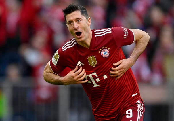 Sport Bilder des Tages TOR zum 2:0 Robert Lewandowski FC Bayern Muenchen FCB 09 Torjubel Gestik, Geste FC Bayern München FCB vs TSG 1899 Hoffenheim 23.10.2021 DFL REGULATIONS PROHIBIT ANY USE OF PHOTOGRAPHS AS IMAGE SEQUENCES AND OR QUASI-VIDEO FC Bayern München FCB vs TSG 1899 Hoffenheim