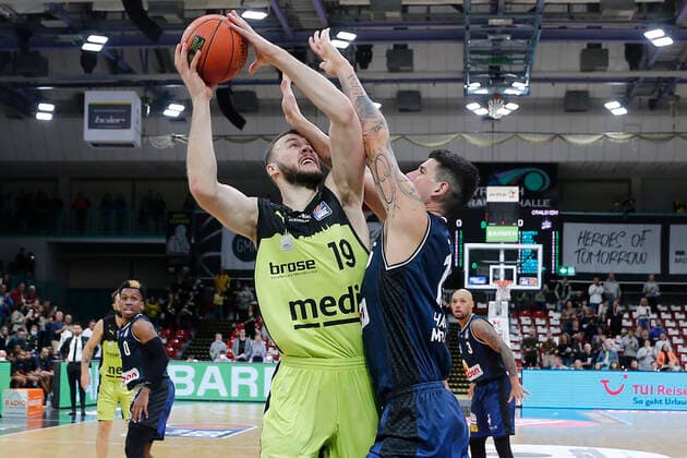 5. Spieltag der easyCredit BBL Basketball Bundesliga in der Oberfrankenhalle in Bayreuth Saison 2021-2022 Medi Bayreuth gegen HAKRO Merlins Crailsheim Martynas Sajus ( Medi Bayreuth 19) links Bogdan Radosavljevic (HAKRO Merlins Crailsheim 15) rechts