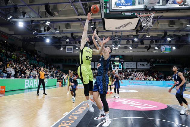 5. Spieltag der easyCredit BBL Basketball Bundesliga in der Oberfrankenhalle in Bayreuth Saison 2021-2022 Medi Bayreuth gegen HAKRO Merlins Crailsheim Martynas Sajus ( Medi Bayreuth 19) links Bogdan Radosavljevic (HAKRO Merlins Crailsheim 15) rechts