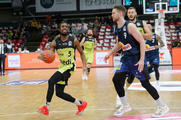 5. Spieltag der easyCredit BBL Basketball Bundesliga in der Oberfrankenhalle in Bayreuth Saison 2021-2022 Medi Bayreuth gegen HAKRO Merlins Crailsheim Marcus Thornton ( Medi Bayreuth 3) links Fabian Bleck (HAKRO Merlins Crailsheim 9) rechts