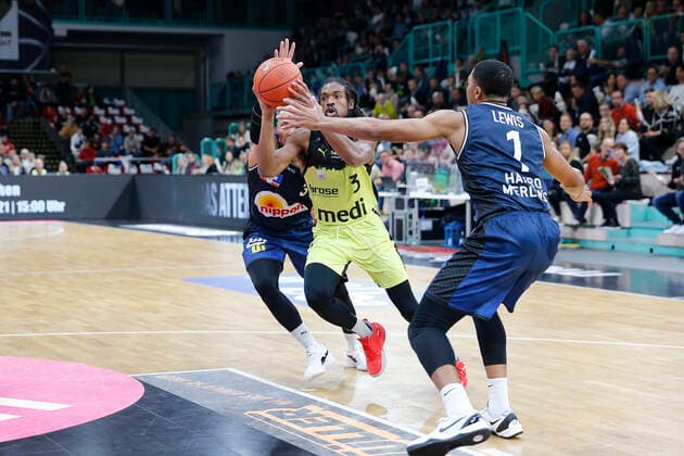 5. Spieltag der easyCredit BBL Basketball Bundesliga in der Oberfrankenhalle in Bayreuth Saison 2021-2022 Medi Bayreuth gegen HAKRO Merlins Crailsheim Marcus Thornton ( Medi Bayreuth 3) mitte Maurice Stuckey (HAKRO Merlins Crailsheim 3) links Jaren Lewis (HAKRO Merlins Crailsheim 1) rechts