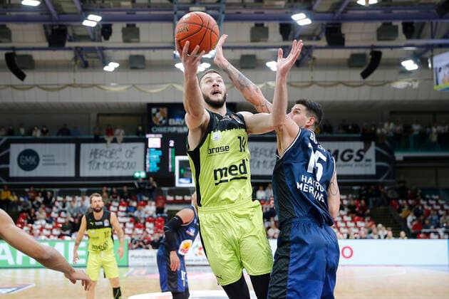 5. Spieltag der easyCredit BBL Basketball Bundesliga in der Oberfrankenhalle in Bayreuth Saison 2021-2022 Medi Bayreuth gegen HAKRO Merlins Crailsheim Martynas Sajus ( Medi Bayreuth 19) links Bogdan Radosavljevic (HAKRO Merlins Crailsheim 15) rechts