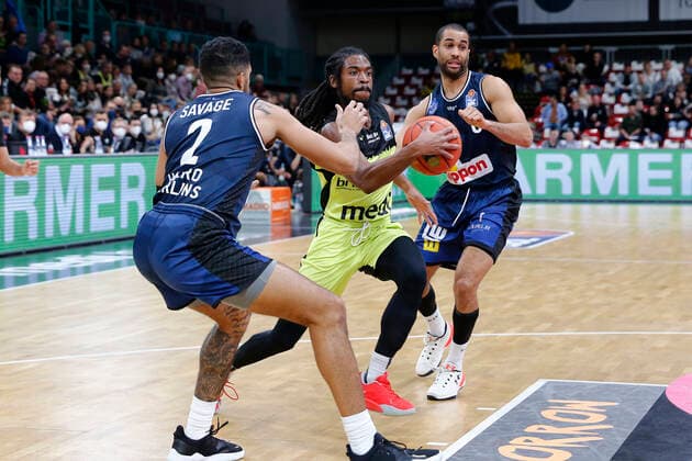 5. Spieltag der easyCredit BBL Basketball Bundesliga in der Oberfrankenhalle in Bayreuth Saison 2021-2022 Medi Bayreuth gegen HAKRO Merlins Crailsheim Marcus Thornton ( Medi Bayreuth 3) mitte Jared Savage (HAKRO Merlins Crailsheim 2) links Elias Lasisi (HAKRO Merlins Crailsheim 6) rechts