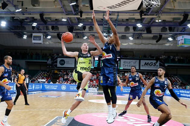 5. Spieltag der easyCredit BBL Basketball Bundesliga in der Oberfrankenhalle in Bayreuth Saison 2021-2022 Medi Bayreuth gegen HAKRO Merlins Crailsheim Janari Jöesaar ( Medi Bayreuth 21) links Jaren Lewis (HAKRO Merlins Crailsheim 1) rechts