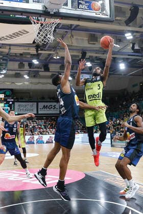 5. Spieltag der easyCredit BBL Basketball Bundesliga in der Oberfrankenhalle in Bayreuth Saison 2021-2022 Medi Bayreuth gegen HAKRO Merlins Crailsheim Marcus Thornton ( Medi Bayreuth 3) rechts Richmond Aririguzoh (HAKRO Merlins Crailsheim 34) links