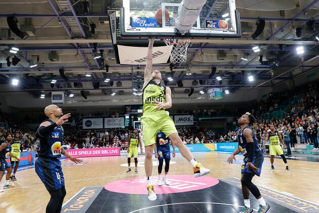 5. Spieltag der easyCredit BBL Basketball Bundesliga in der Oberfrankenhalle in Bayreuth Saison 2021-2022 Medi Bayreuth gegen HAKRO Merlins Crailsheim Janari Jöesaar ( Medi Bayreuth 21) mitte