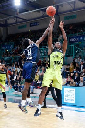 5. Spieltag der easyCredit BBL Basketball Bundesliga in der Oberfrankenhalle in Bayreuth Saison 2021-2022 Medi Bayreuth gegen HAKRO Merlins Crailsheim Cameron Wells ( Medi Bayreuth 22) rechts T.J. Shorts (HAKRO Merlins Crailsheim 0) links